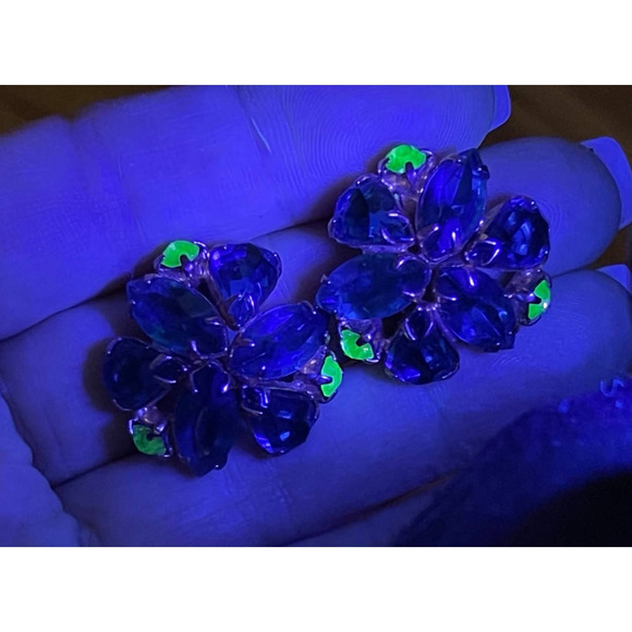 Clip Earrings Emerald Green Peridot Gold Uranium Glass Vtg Estate Jewelry O30 - Picture 2 of 6